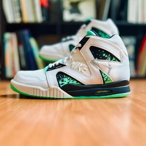 AIR TECH CHALLENGE HYBRID QS